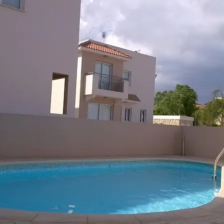 Chara Cynthiana 4 Paralimni